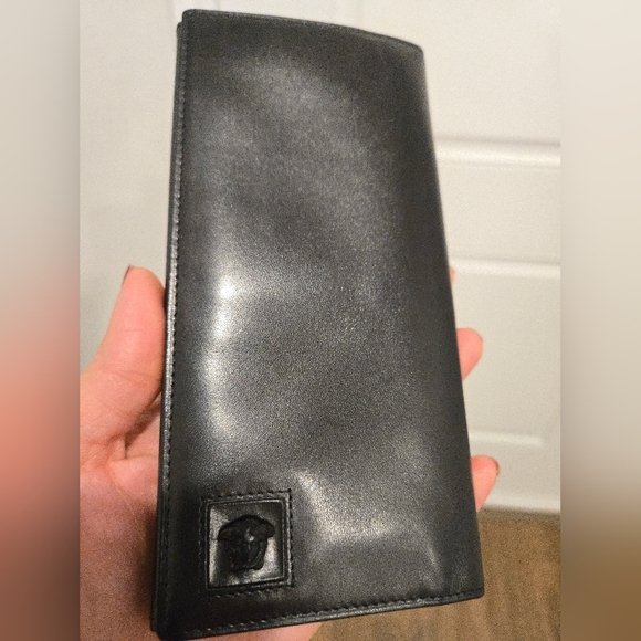 Versace Black Leather Wallet with Sleek Design - Picture 4 of 16